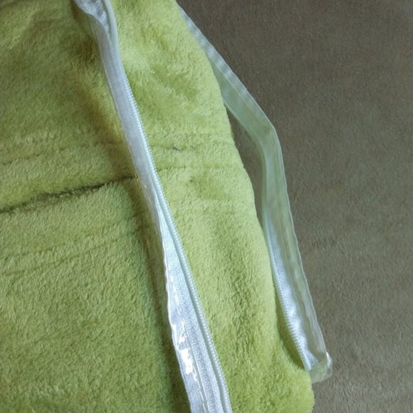 Cozelle Bedding Plush Reader's Wrap Throw Lime Green New in Package - Picture 6 of 6